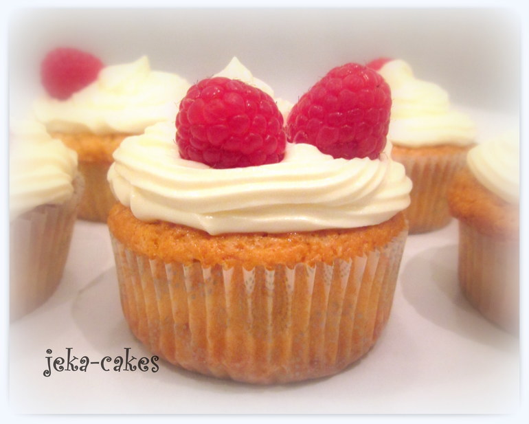 Капкейки с вишневым джемом и малинкой