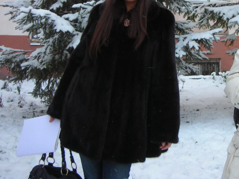 Продам шубку! 40 т.р. Расклешённая к низу, мех красивый и блестящий.