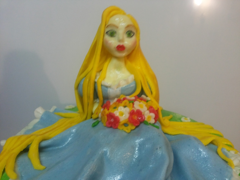 Тортик для любимой крестницы на день рождение!!! Куколку лепила впервый раз, без молдов. Жду критику