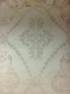 Помогите правильно поклеить обои в узенькой спальной