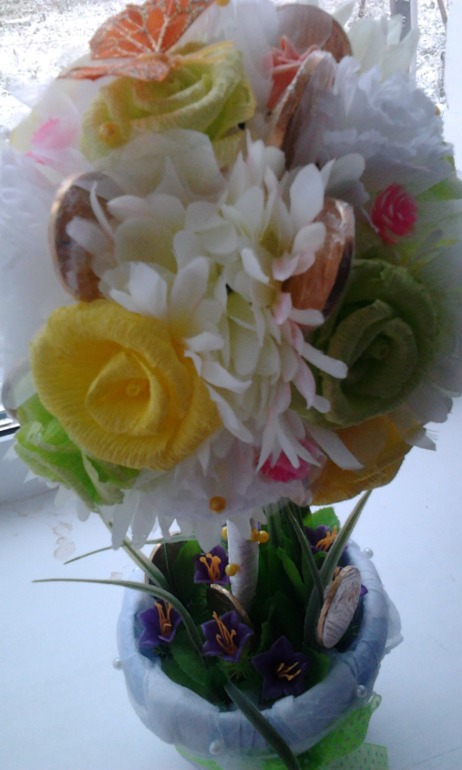 первый топиарий. с шоколадными монетками.