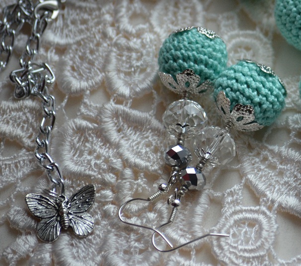 Очаровательные бусики цвета Тиффани