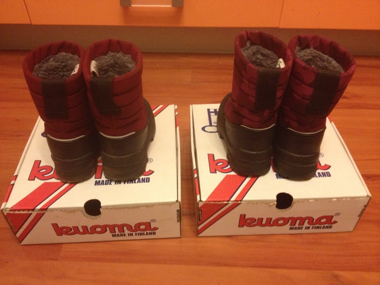 Продам валенки Куома, 24 размер, 2 пары. Демисезонные комбинезоны, 2 шт.