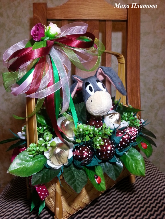 Ослик на клубничной полянке