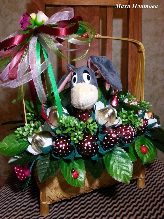 Ослик на клубничной полянке