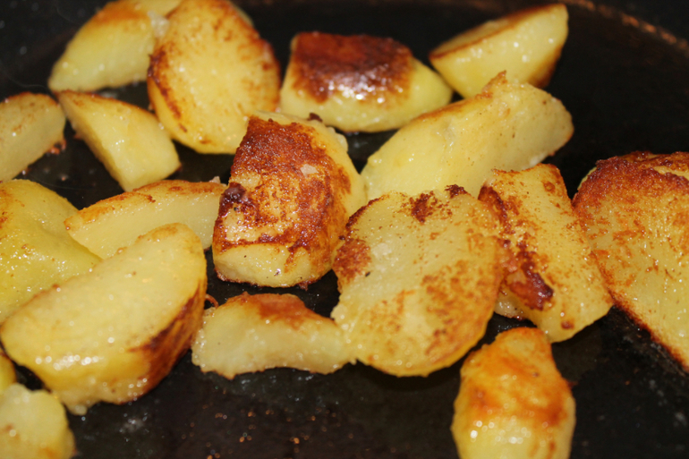 Поджаривает ломтики. Картошка с корочкой на сковороде. Жареная картошка с корочкой. Жареная картошка на сковороде с корочкой. Жареная картошка на сковороде с корочкой золотистой.