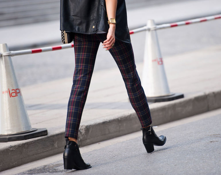 С чем носить клетчатые брюки ?