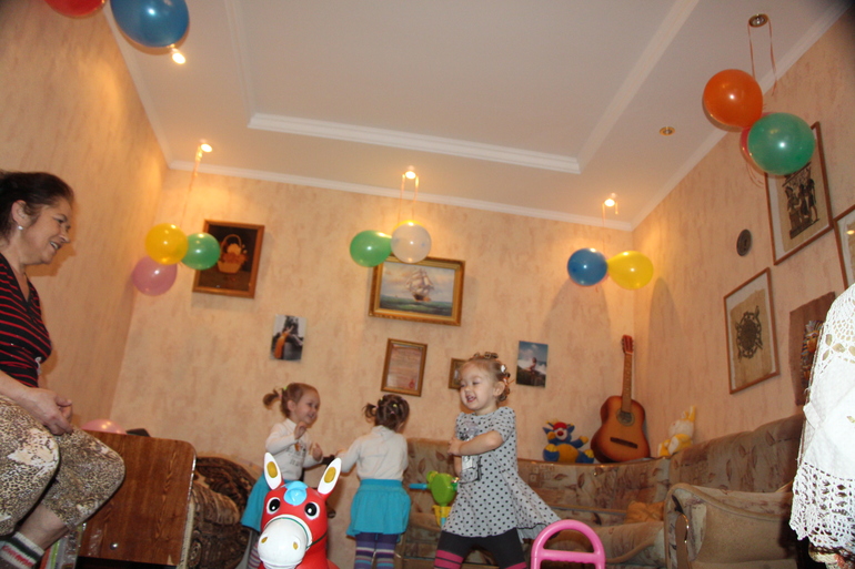 Наши 3 годика на даче!