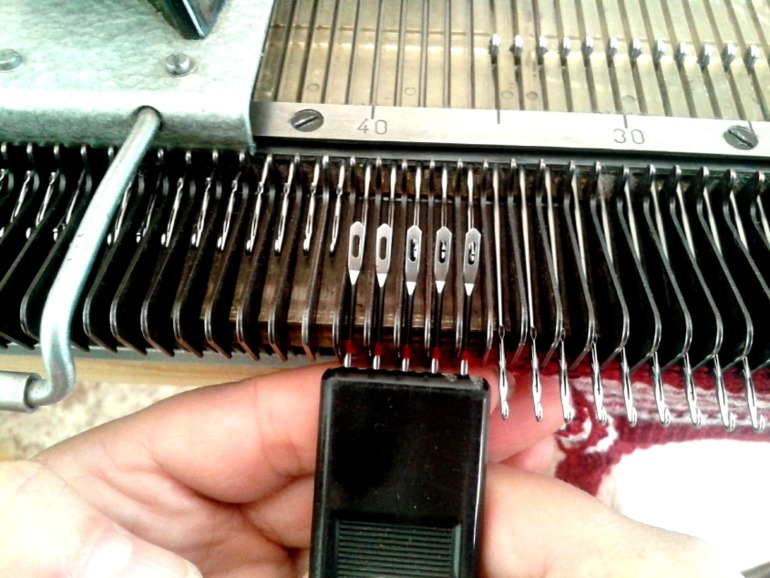 Достаём бабушкину вязальную машину.....