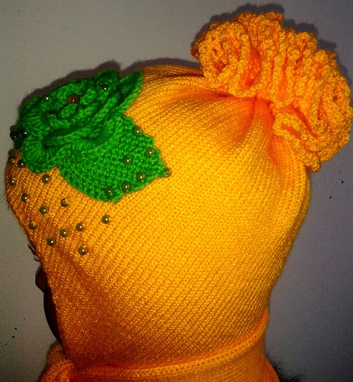 Шапочки, шарфики много))))))