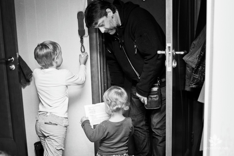 Сборы маленького Алексея в церковь