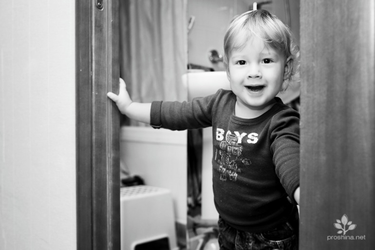 Сборы маленького Алексея в церковь