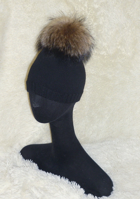 ЖЕНСКИЕ ШАПКИ c мех помпонами, В НАЛИЧИИ и на заказ (заказы беру выборочно при наличии у меня нужных