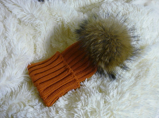 ЖЕНСКИЕ ШАПКИ c мех помпонами, В НАЛИЧИИ и на заказ (заказы беру выборочно при наличии у меня нужных