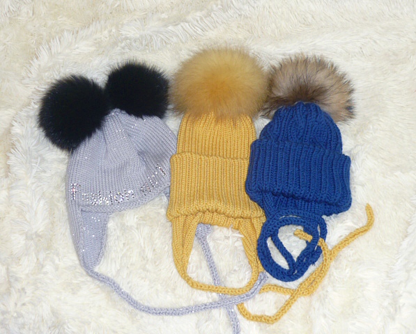 Шапочки с мех помпонами, детские и взрослые, итальянский меринос, машинная и ручная вязка на заказ