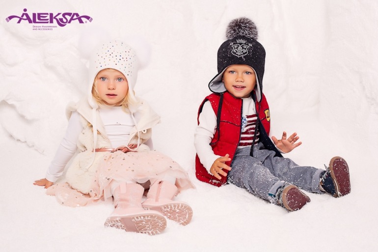 Потрясающие шапки с помпонами для мам и деток! Стоп скоро.