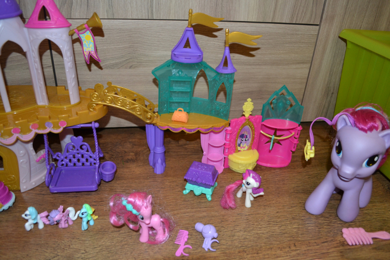 Замок my little pony. Кристальный замок my little Pony. My little Pony дворец. Пони с домиком. Пони игрушки.