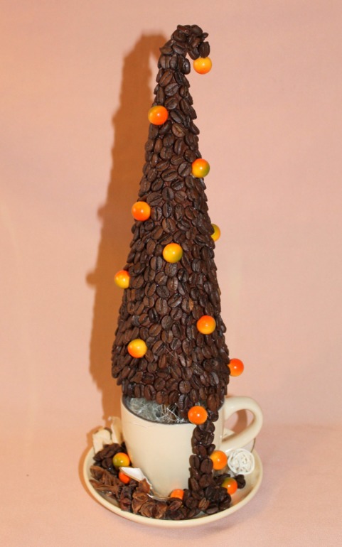 Кофейные елочки и барышня-красавица.