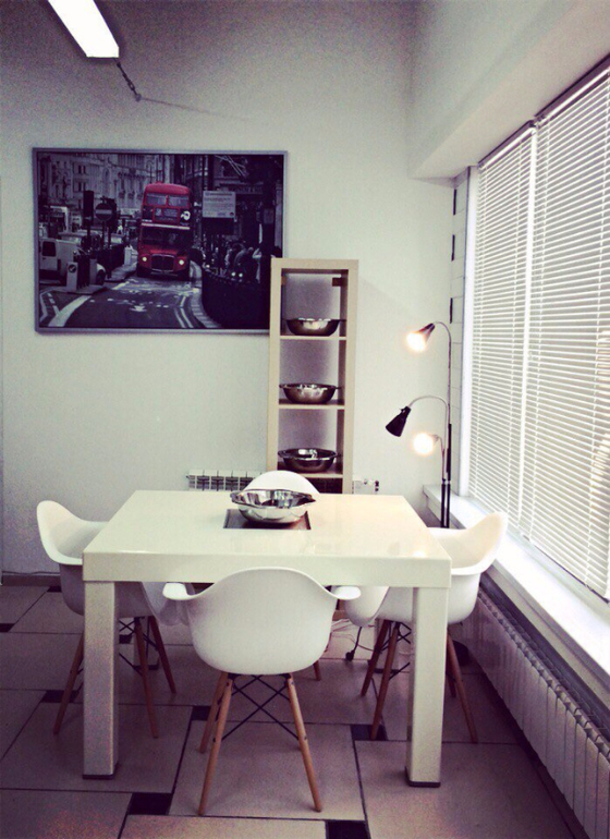 стол квадратный со встроенной плитой