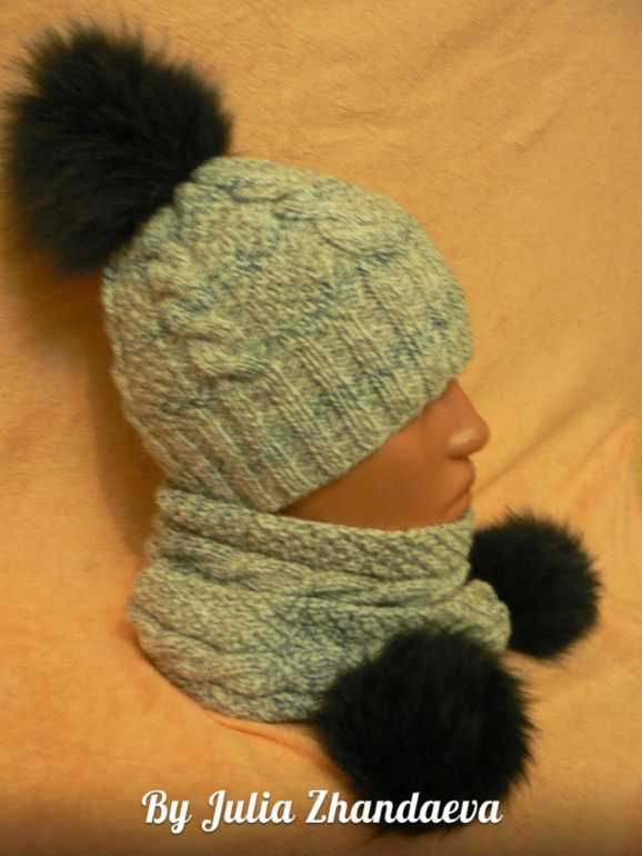 шапочка и шарф с меховыми бубонами