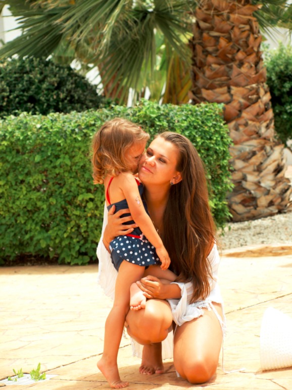 Кусочек лета. Тройняшки у басейна.