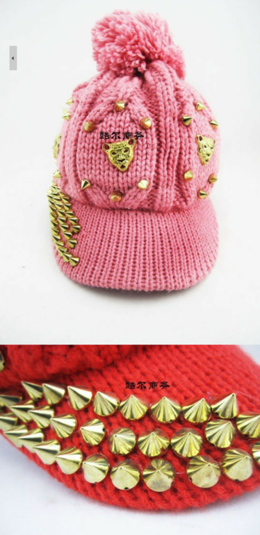 шерстяные шапки с козырьками, цена 285 руб!