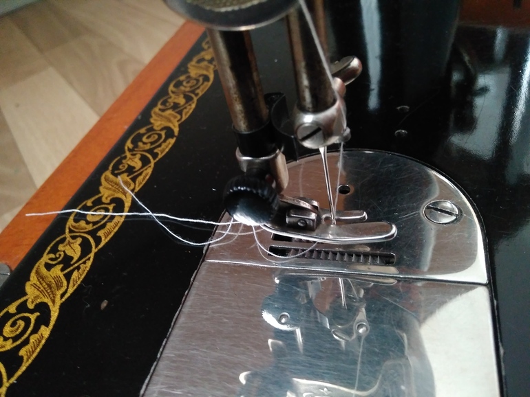 Как установить лапку на швейной машинке