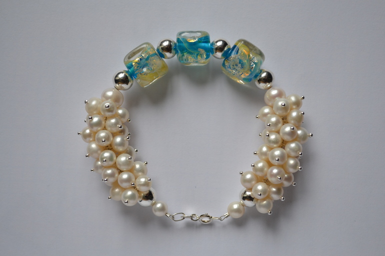 комплект браслет+серьги из жемчуга и lampwork бусин