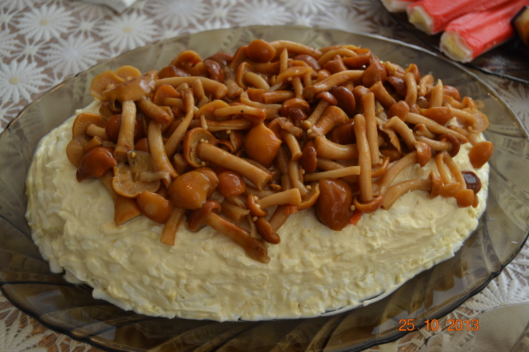 Вкусный салат с грибами и сырой морковью