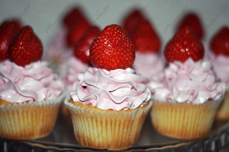 Капкейки ванильные со швейцарской клубничной меренгой и свежей клубникой