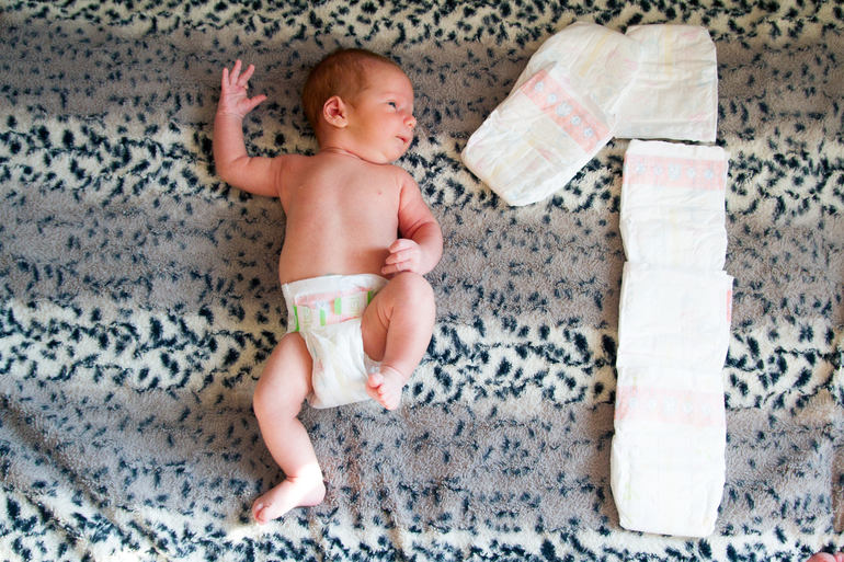 Два месяца кроме того. Фотосессия с памперсами по месяцам. Фотосессия с памперсами на 1 месяц. 2 Месяца ребенку. Малыш в памперсе.