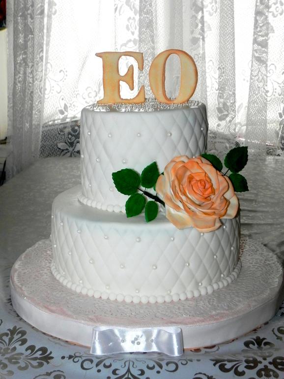 Первый свадебный и первый двухъярусный.