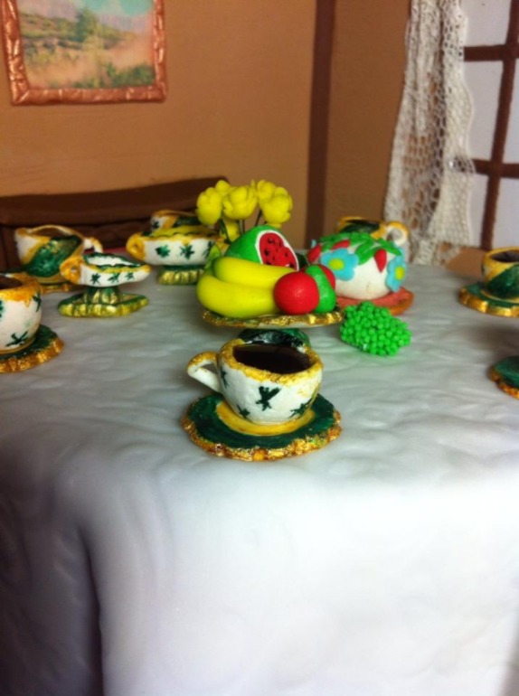 Стол в гостиной на даче.