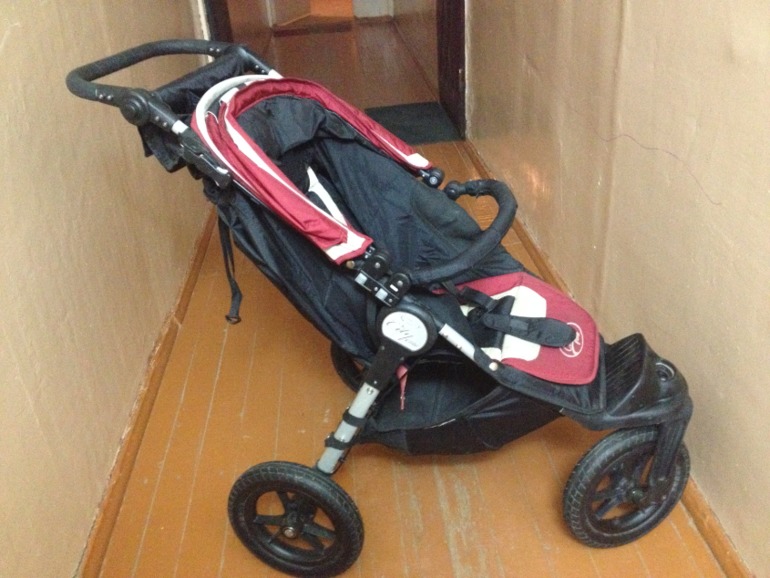 Коляска Baby Jogger City Elite б/у после 1 ребенка 13000 рублей (с бампером и дождевиком)
