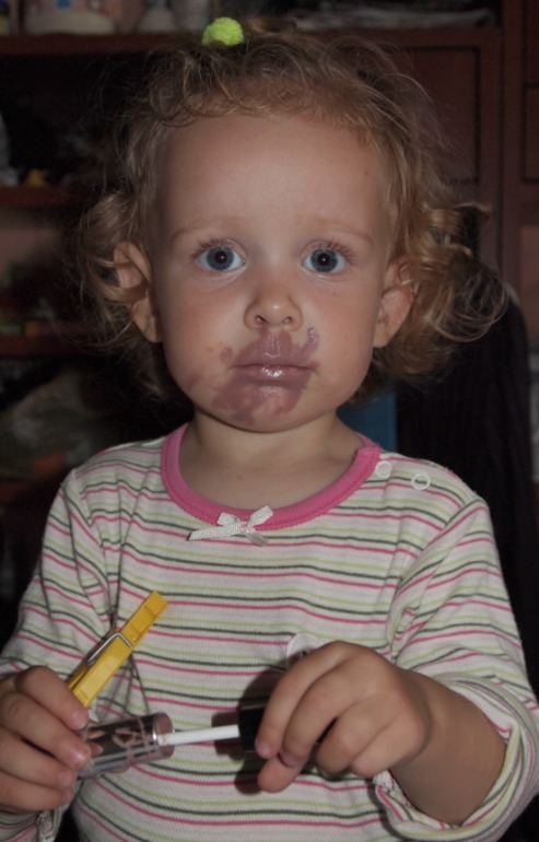 Любитнльница порисовать (на себе (фото))