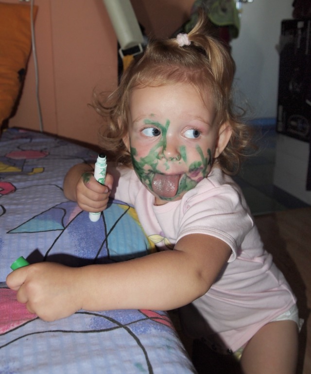 Любитнльница порисовать (на себе (фото))