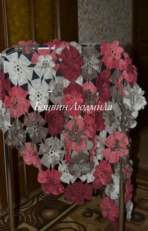 Палантин крючком из цветочных мотивов