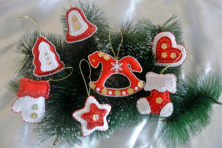 Новогодние игрушки на елку