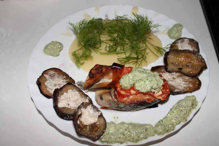 Горбуша запечёная в фольге с зелёным соусом.