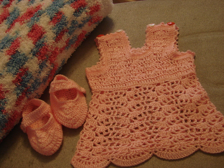 Одеялко и платье для новорожденной Настеньке