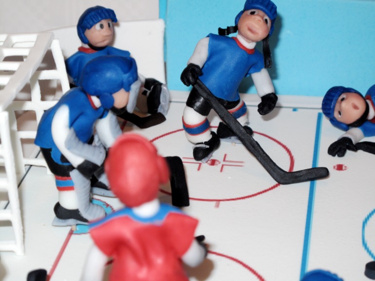 В хоккей играют настоящие...