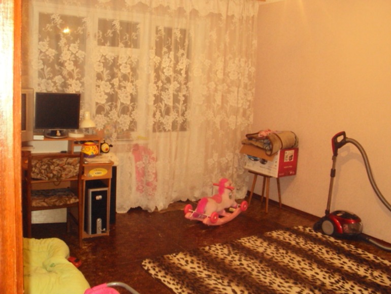 Не хочу шкаф-купе в гостиную-спальню! Что делать?