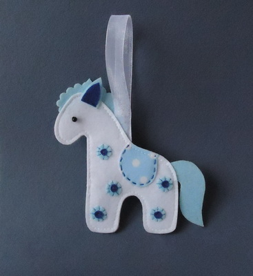 Новогодние игрушки на ёлку.