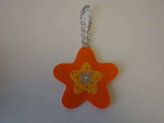 Новогодние игрушки на ёлку.