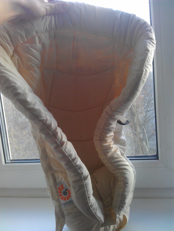 Вкладка для младенцев в рюкзак Ergo baby новая. Цвет-бежевый.