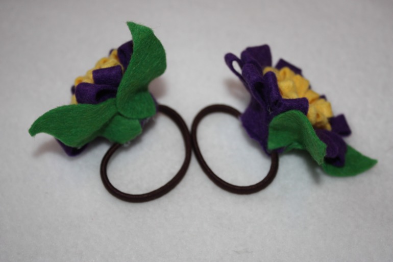 Первые резиночки с фетровыми цветами