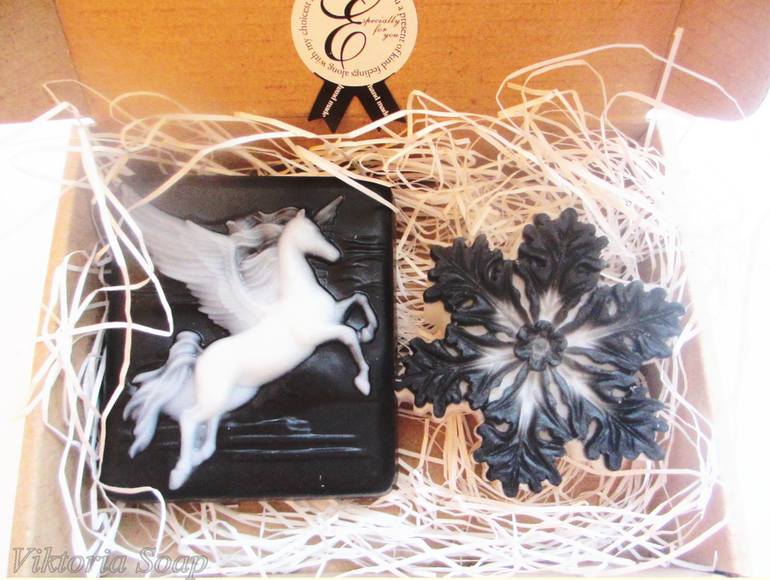 В черно-белой заливке.