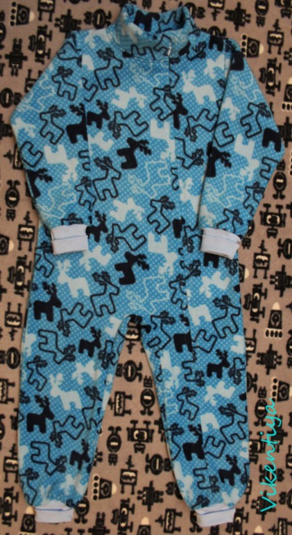 Красные сердечки, олени на голубом