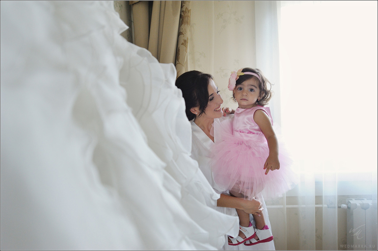 Цветы и платья для близняшек.