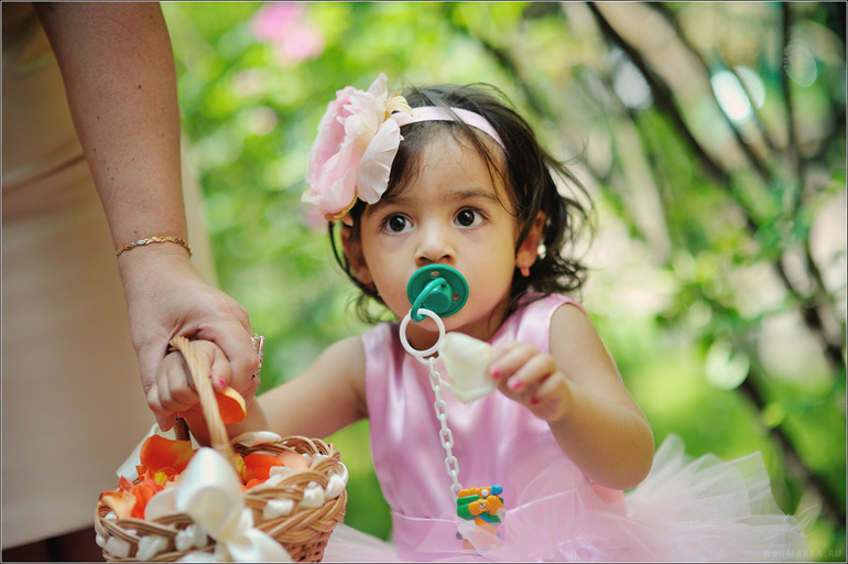 Цветы и платья для близняшек.